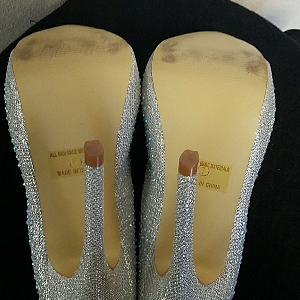 Silver heels - Picture 3 of 3